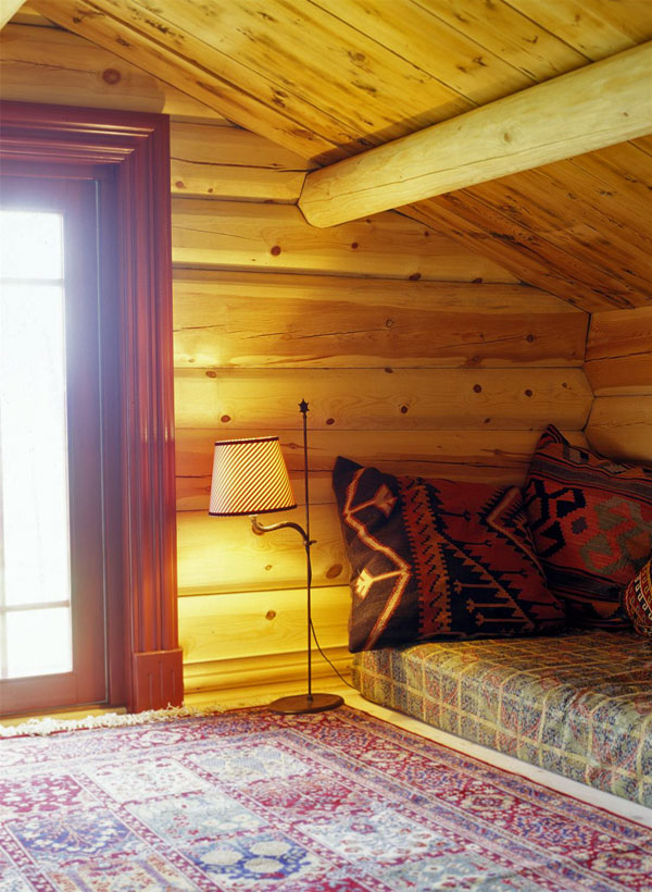 Har du lav takhøyde kan du fint lage sofa av madrass på gulvet